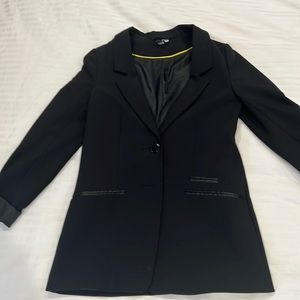 Women’s H&M blazer in black.